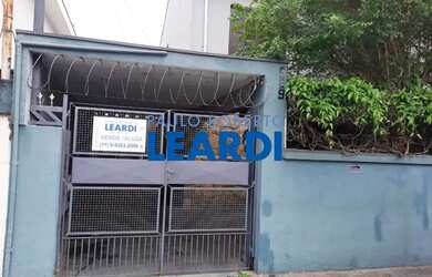 Imagem: A casa possui 3 Dormitórios, 3 Banheiros, 4 Vagas na garagem