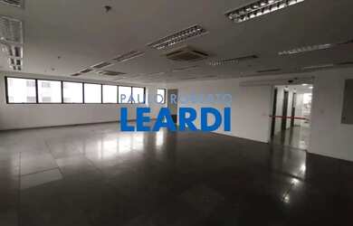 Imagem: O depósito possui 5 Vagas na garagem e 243m² de Área e está