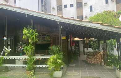 Imagem: A casa possui 4 Dormitórios, 2 Banheiros, 3 Vagas na garagem