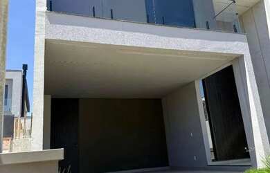 Imagem: A casa possui 3 Dormitórios, 3 Banheiros, 4 Vagas na garagem