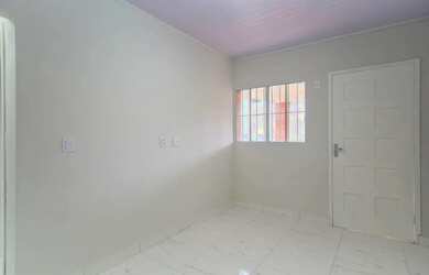 Imagem: A casa possui 2 Dormitórios, 1 Banheiro, 2 Vagas na garagem