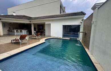 Imagem: A casa possui 3 Dormitórios, 3 Banheiros, 4 Vagas na garagem