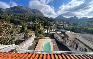 Imagem: A casa possui 5 Dormitórios, 2 Banheiros, 4 Vagas na garagem