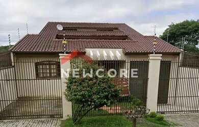 Imagem: A casa possui 4 Dormitórios, 3 Banheiros, 5 Vagas na garagem