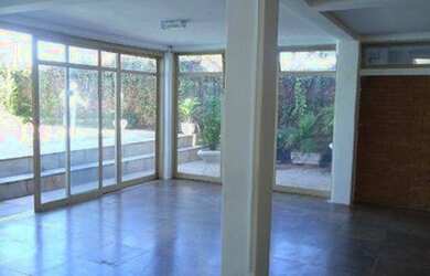 Imagem: O depósito possui 3 Vagas na garagem, 356m² de Área e está