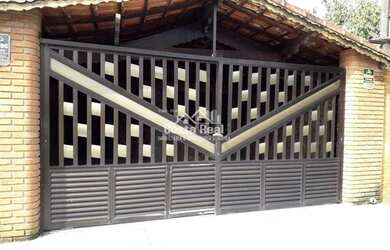 Imagem: A casa possui 2 Dormitórios, 2 Banheiros, 2 Vagas na garagem