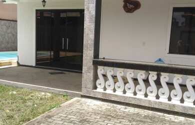 Imagem: A casa possui 3 Dormitórios, 2 Banheiros, 5 Vagas na garagem