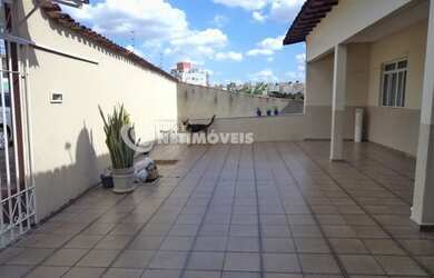 Imagem: A casa possui 3 Dormitórios, 2 Banheiros, 5 Vagas na garagem