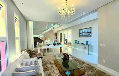 Imagem: A casa em condomínio possui 5 Dormitórios, 5 Banheiros, 4