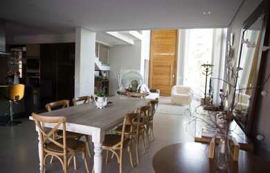 Imagem: A casa em condomínio possui 4 Dormitórios, 5 Banheiros, 5