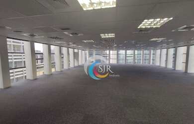 Imagem: O depósito possui 3 Vagas na garagem, 244m² de Área e está