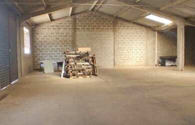Imagem: O depósito para alugar possui 4 Vagas na garagem e 500m² de