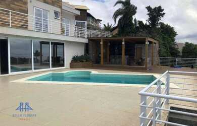 Imagem: A casa possui 3 Dormitórios, 3 Banheiros, 5 Vagas na garagem