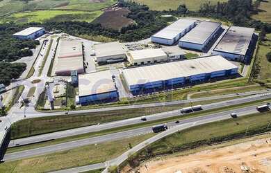 Imagem: O depósito possui 1346m² de Área e está localizado em Ponte