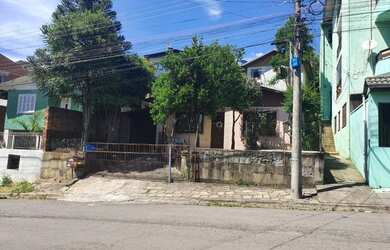 Imagem: A casa possui 3 Dormitórios, 1 Banheiro, 2 Vagas na garagem