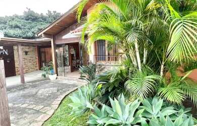 Imagem: A casa possui 3 Dormitórios, 3 Banheiros, 2 Vagas na garagem