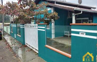 Imagem: A casa possui 5 Dormitórios, 2 Banheiros, 3 Vagas na garagem