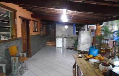 Imagem: A casa possui 3 Dormitórios, 1 Banheiro, 1 Vaga na garagem