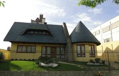 Imagem: A casa possui 4 Dormitórios, 4 Banheiros, 3 Vagas na garagem