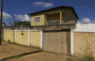 Imagem: A casa possui 4 Dormitórios, 3 Banheiros, 3 Vagas na garagem