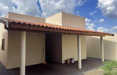 Imagem: A casa possui 2 Dormitórios, 1 Banheiro, 2 Vagas na garagem