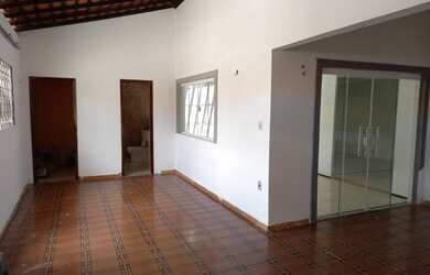 Imagem: A casa possui 3 Dormitórios, 1 Banheiro, 2 Vagas na garagem