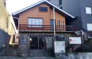 Imagem: A casa possui 3 Dormitórios, 3 Banheiros, 236m² de Área e