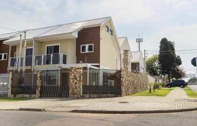 Imagem: A casa possui 3 Dormitórios, 3 Banheiros, 2 Vagas na garagem