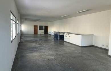 Imagem: O depósito possui 5 Vagas na garagem, 675m² de Área e está