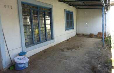 Imagem: A casa possui 3 Dormitórios, 1 Banheiro, 2 Vagas na garagem