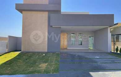 Imagem: A casa possui 3 Dormitórios, 4 Banheiros, 2 Vagas na garagem