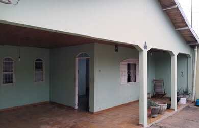 Imagem: A casa possui 4 Dormitórios, 2 Banheiros, 1 Vaga na garagem