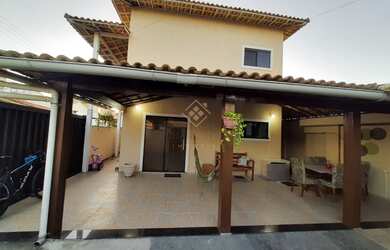 Imagem: A casa possui 2 Dormitórios, 3 Banheiros, 2 Vagas na garagem