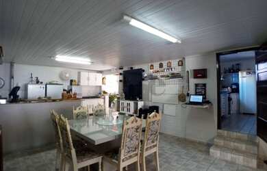 Imagem: A casa possui 3 Dormitórios, 1 Banheiro, 2 Vagas na garagem