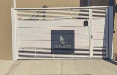 Imagem: A casa possui 2 Dormitórios, 2 Banheiros, 2 Vagas na garagem