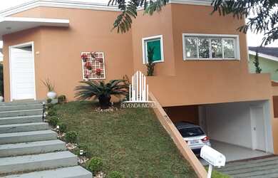 Imagem: A casa possui 3 Dormitórios, 3 Banheiros, 2 Vagas na garagem