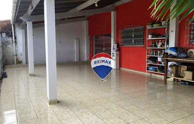 Imagem: A casa possui 4 Dormitórios, 3 Banheiros, 4 Vagas na garagem