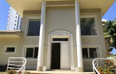 Imagem: A casa em condomínio para alugar possui 4 Dormitórios, 5 Banheiros