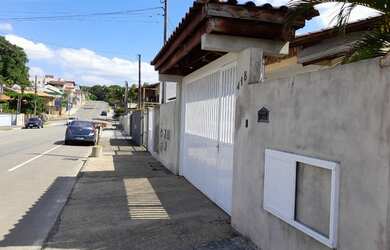 Imagem: A casa possui 3 Dormitórios, 3 Banheiros, 4 Vagas na garagem