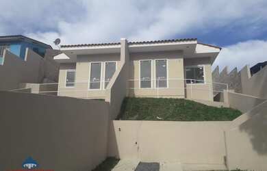 Imagem: A casa possui 3 Dormitórios, 1 Banheiro, 2 Vagas na garagem