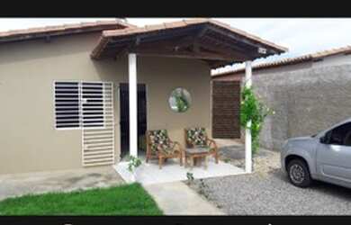 Imagem: A casa possui 2 Dormitórios, 1 Banheiro, 2 Vagas na garagem