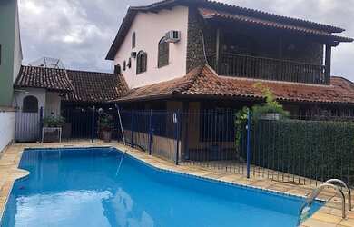 Imagem: A casa possui 5 Dormitórios, 5 Banheiros, 5 Vagas na garagem