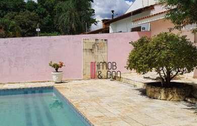 Imagem: A casa possui 3 Dormitórios, 2 Banheiros, 4 Vagas na garagem