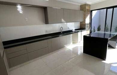 Imagem: A casa em condomínio possui 3 Dormitórios, 4 Banheiros, 4