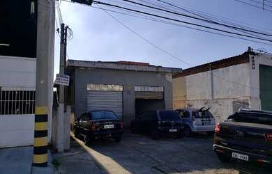 Imagem: O depósito possui 3 Vagas na garagem, 180m² de Área e está