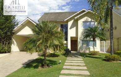 Imagem: A casa em condomínio possui 4 Dormitórios, 4 Banheiros, 390m²