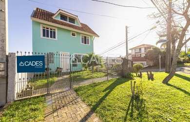 Imagem: A casa possui 4 Dormitórios, 3 Banheiros, 4 Vagas na garagem