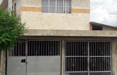 Imagem: A casa possui 2 Dormitórios, 3 Banheiros, 2 Vagas na garagem