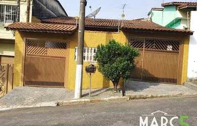 Imagem: A casa possui 3 Dormitórios, 2 Banheiros, 3 Vagas na garagem