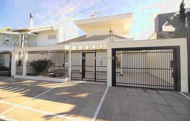 Imagem: A casa possui 3 Dormitórios, 3 Banheiros, 4 Vagas na garagem